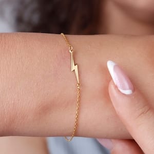 Elegant Spark Hand Bracelet – Golden