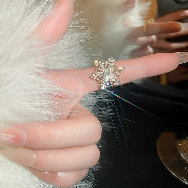 Sparkling Flower Rotating Ring – Adjustable